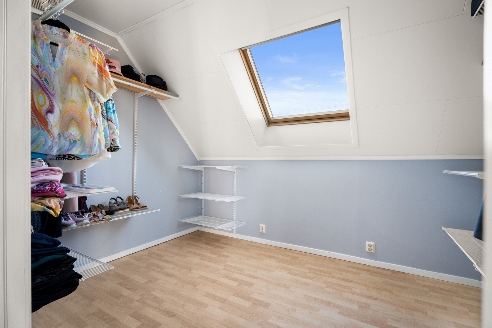 Fra loftstuen er det tilgang til walk-in closet Galleribilde