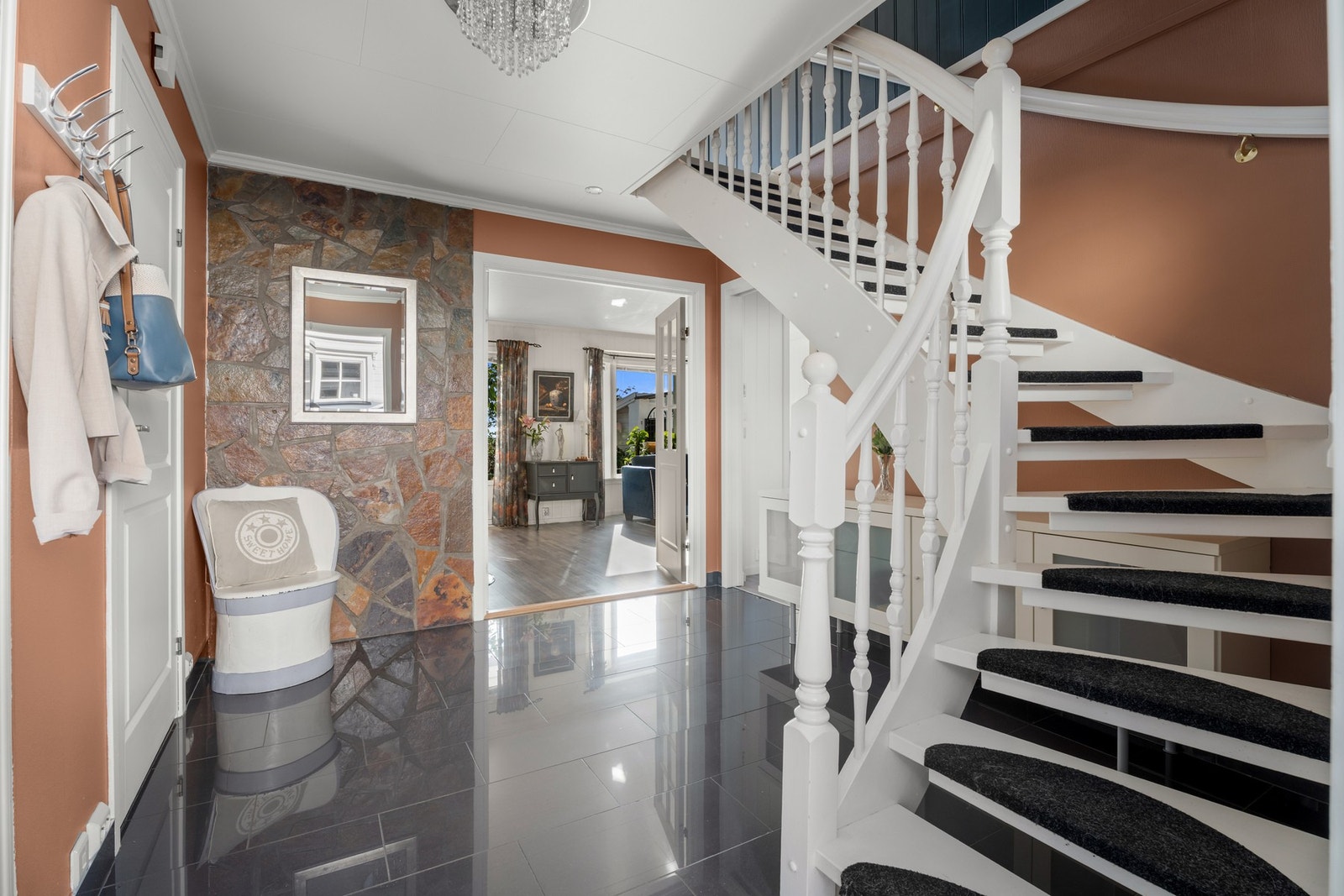 å gulvet er det blanke, koksgrå fliser over vannbåren gulvvarme - en komfortdetalj som er gjennomgående i hele første etasje. Galleribilde