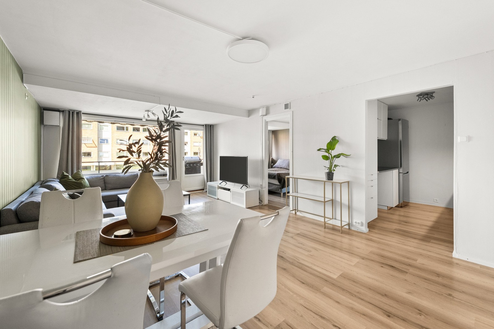 Åpen og sosial planløsning med direkte utgang til en vestvendt balkong. Galleribilde