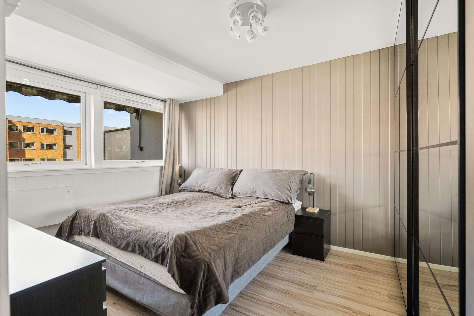 Soverommet byr på rolige fargetoner og store vindusflater som gir godt med dagslys. Galleribilde