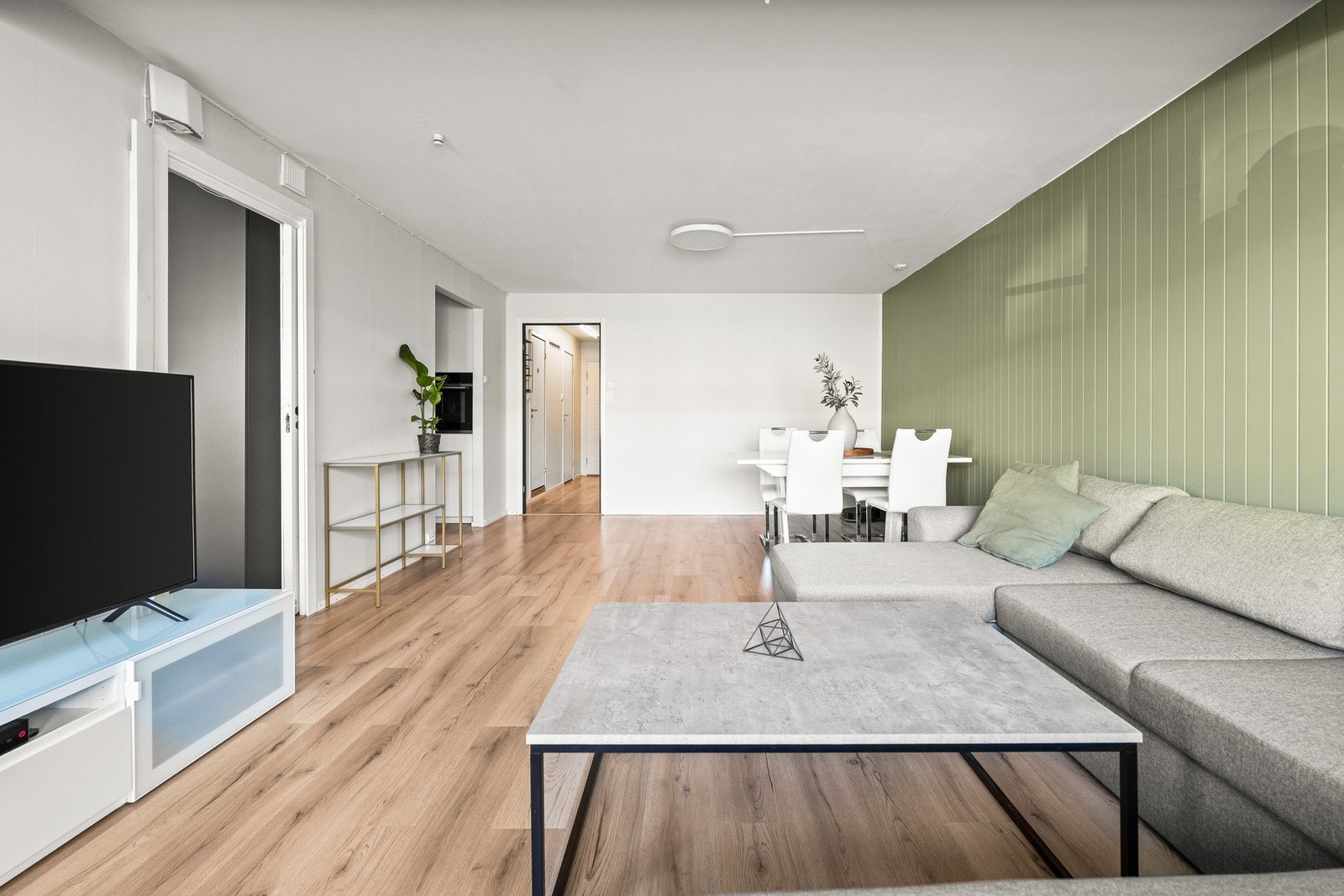 Romslig stue med god plass til både sofakrok og ønsket møblement. Galleribilde