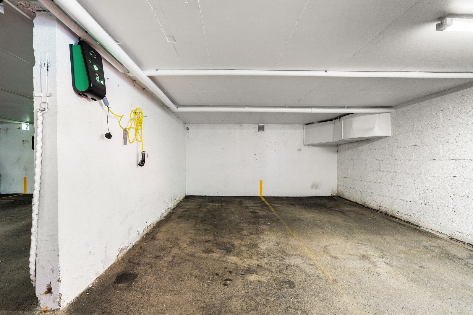Leiligheten disponerer egen parkeringsplass i garasjekjelleren, utstyrt med elbillader. Galleribilde