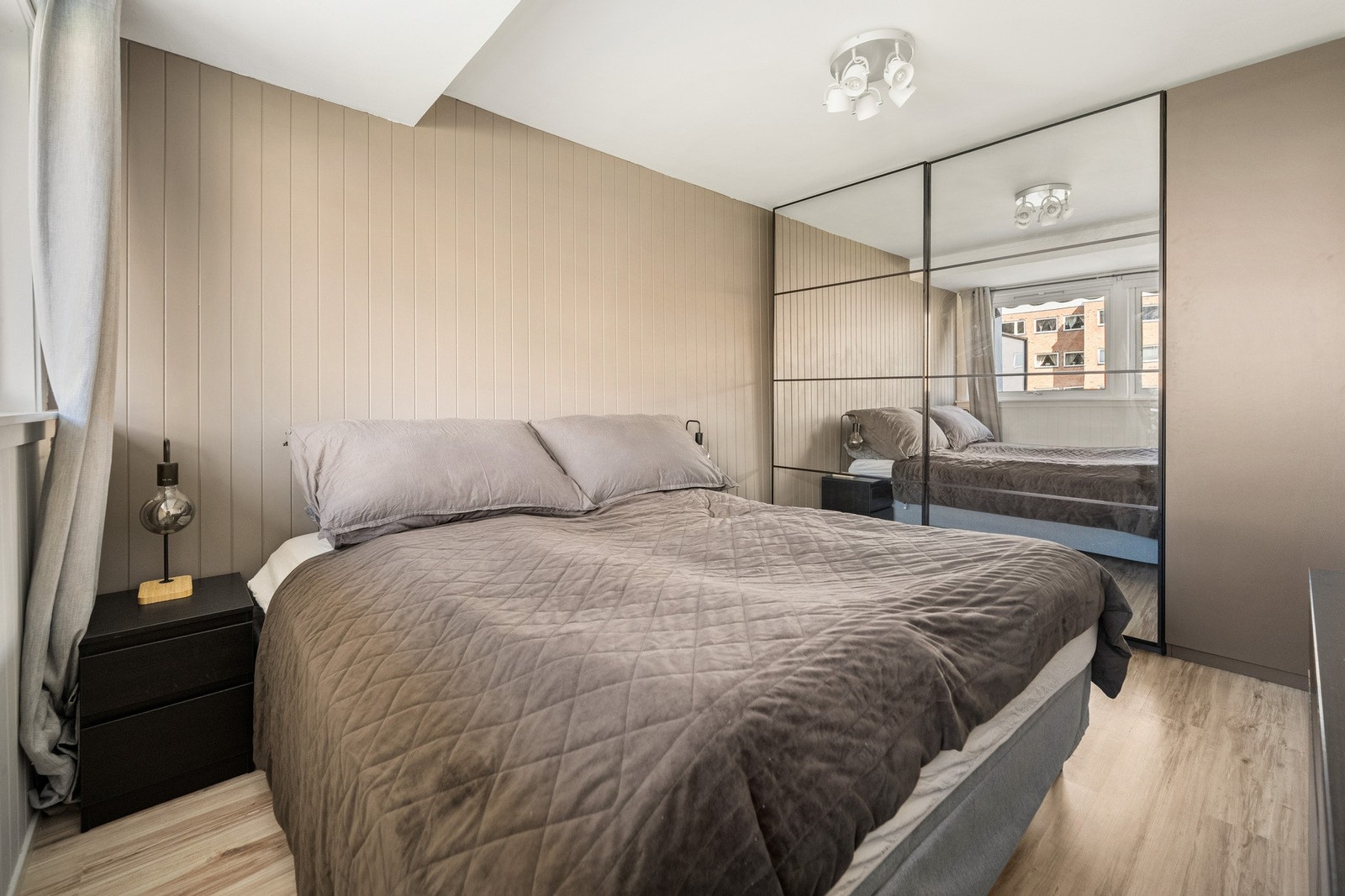 God plass til dobbeltseng og skyvedørsgarderoben er både praktisk og plassbesparende. Galleribilde