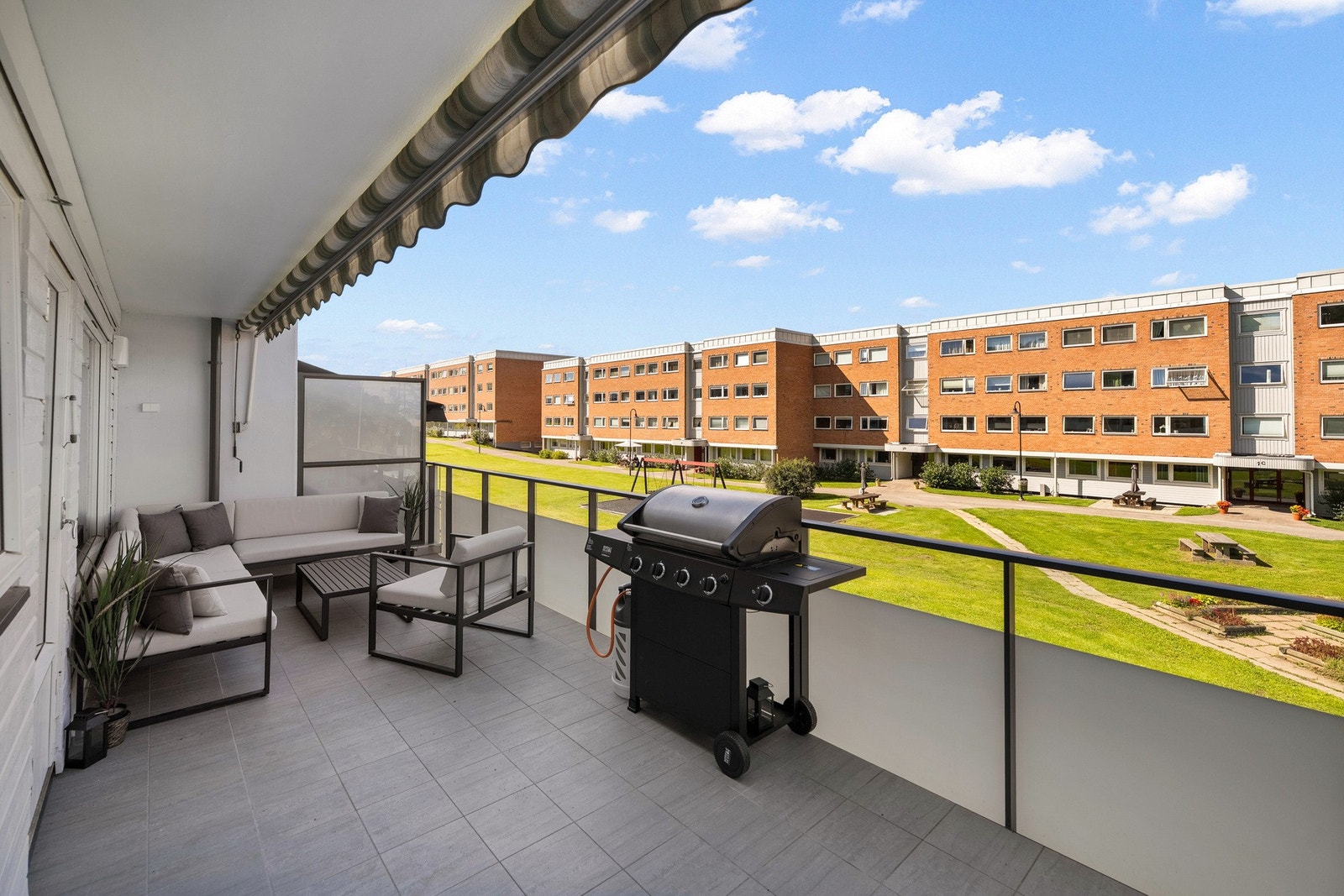 Balkongen på 19 m² gir rikelig med plass til både lounge, spisegruppe og grill. Galleribilde