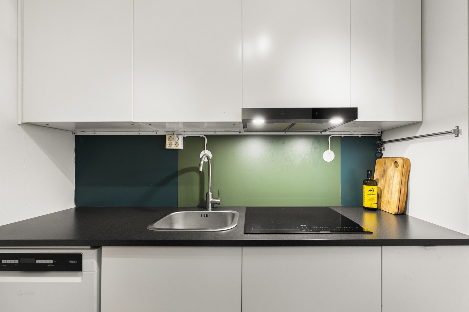 Arbeidsvennlig kjøkkenbenk med delvis integrerte hvitevarer. Galleribilde