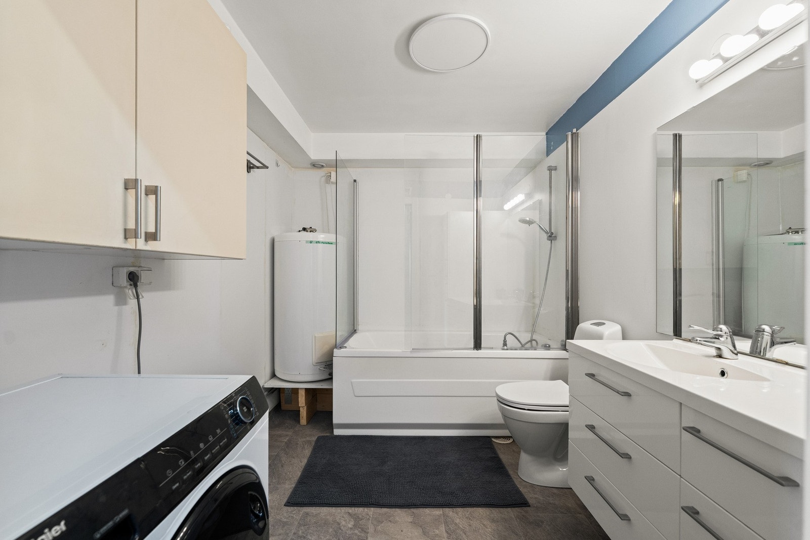 Badet har både opplegg for vaskemaskin, varmtvannsbereder og god oppbevaringsplass. Galleribilde