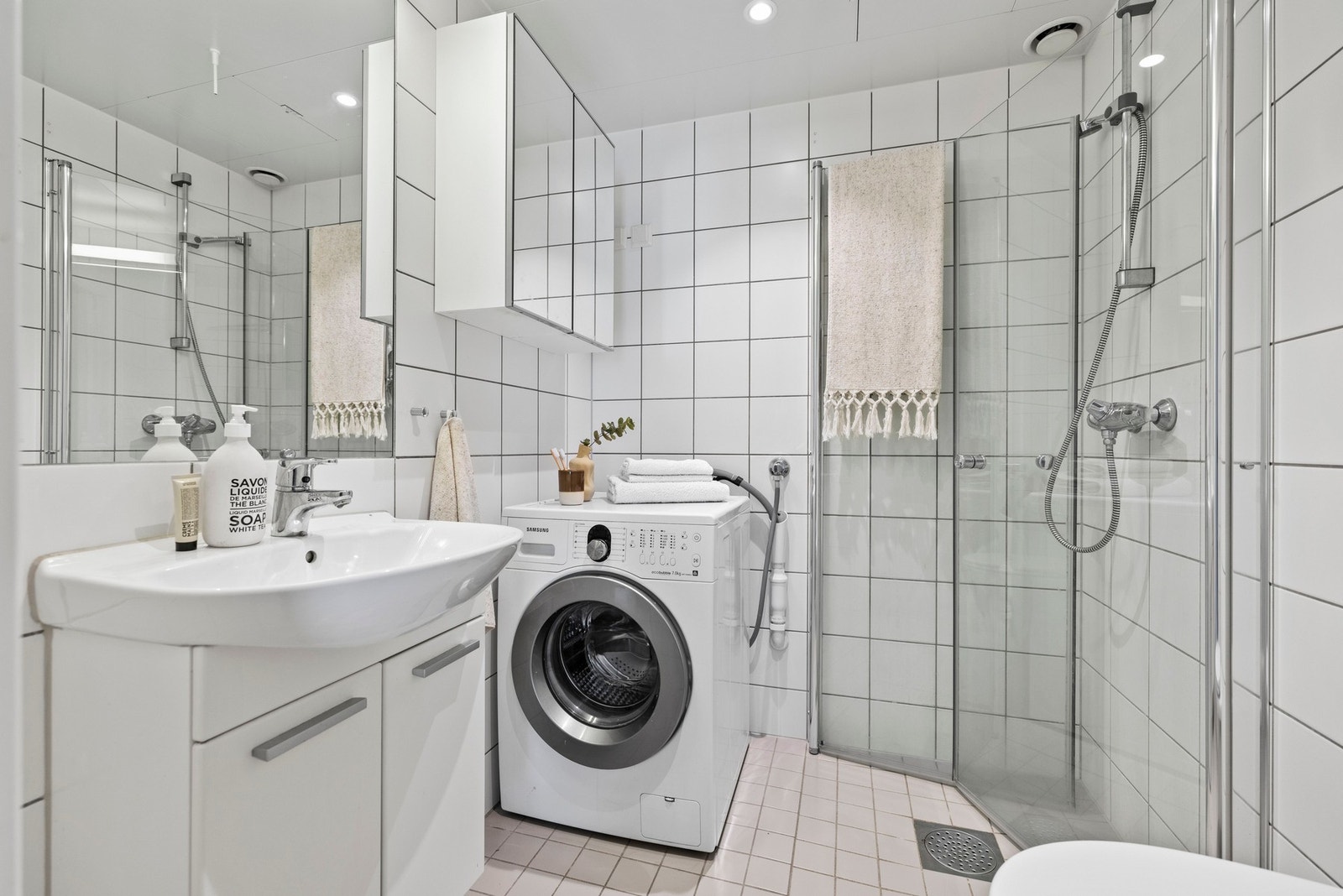 Flislagt pent bad med varmekabler og opplegg vaskemaskin Galleribilde