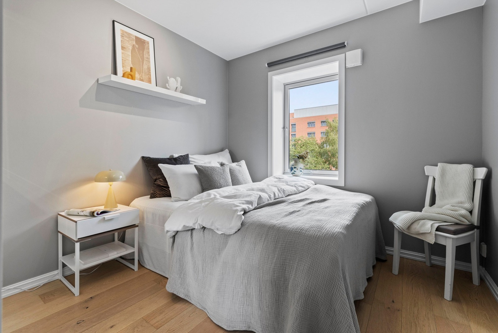 Boligen har to gode soverom med garderobeplass Galleribilde