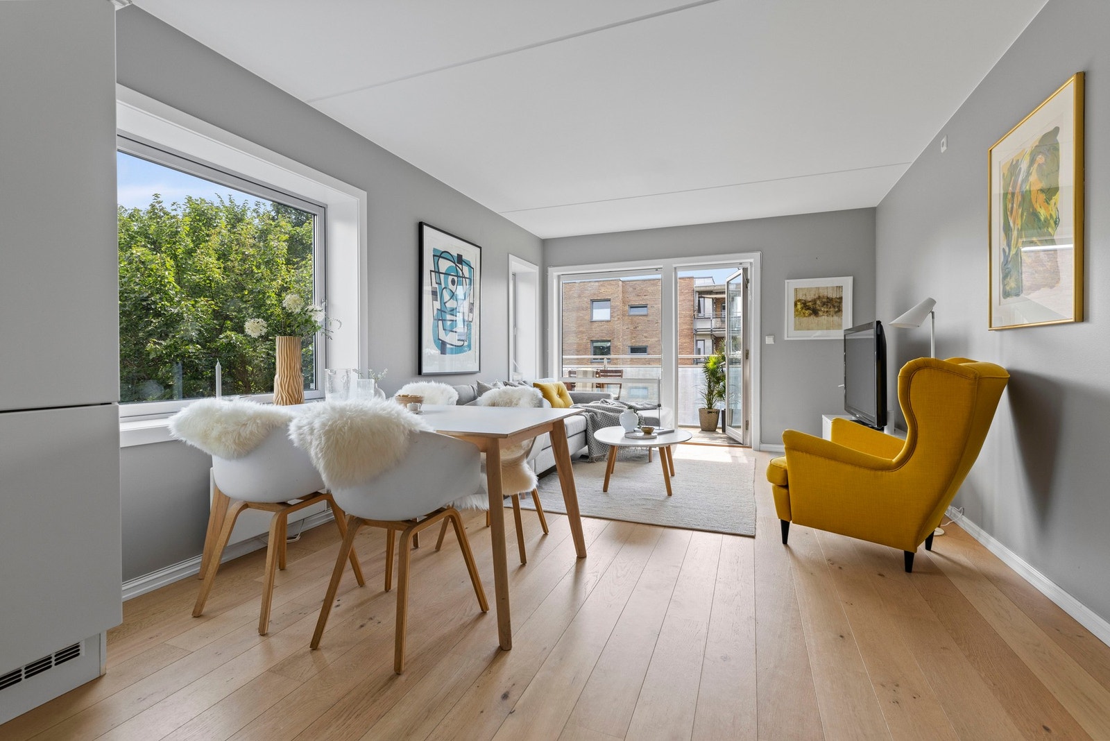 Hjørneleilighet med store vindusflater som gir mye naturlig lys Galleribilde