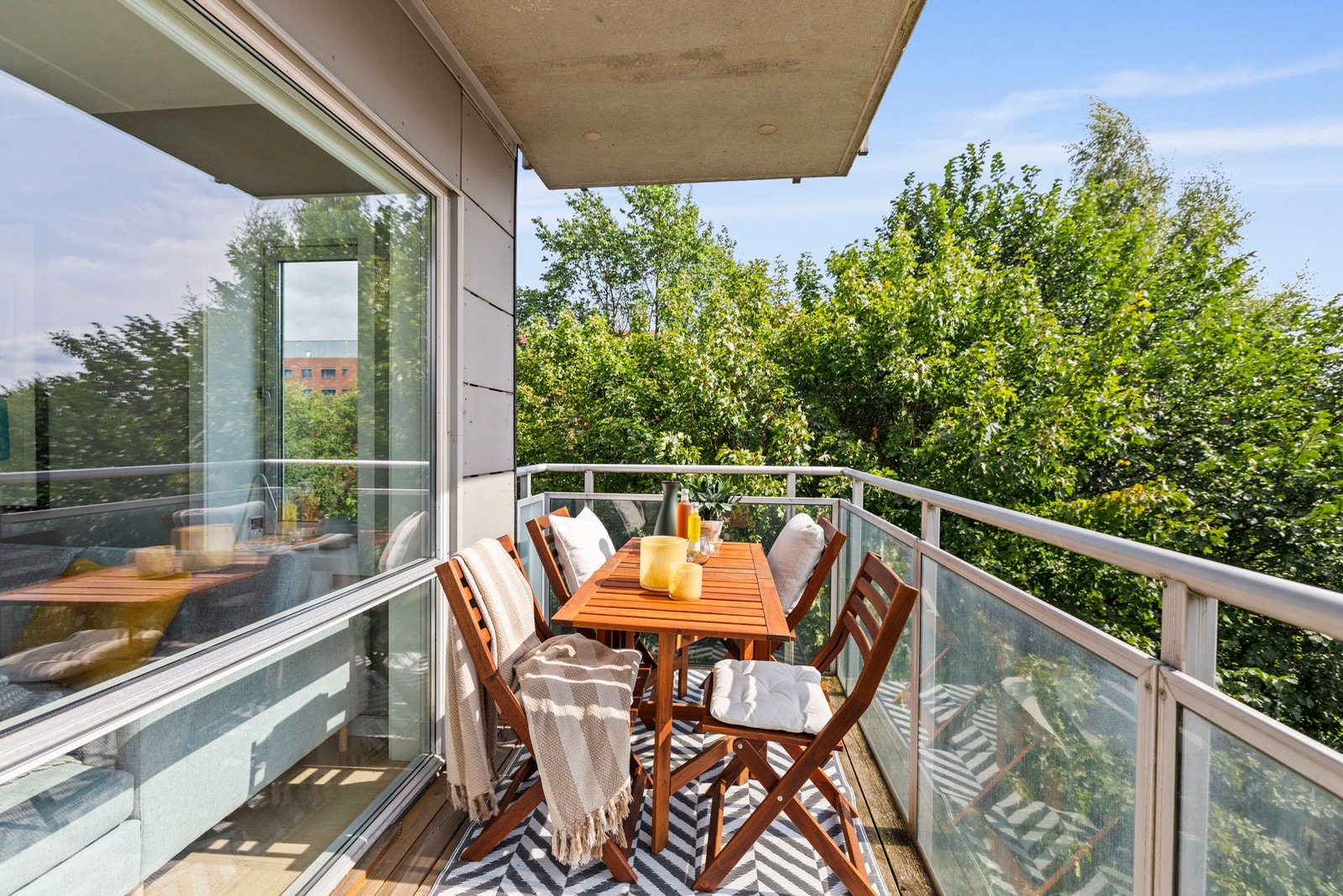 Hyggelig balkong med plass til utemøbler Galleribilde