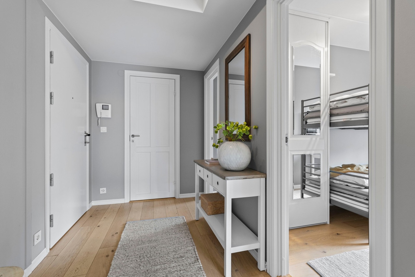 Romslig entrè Galleribilde