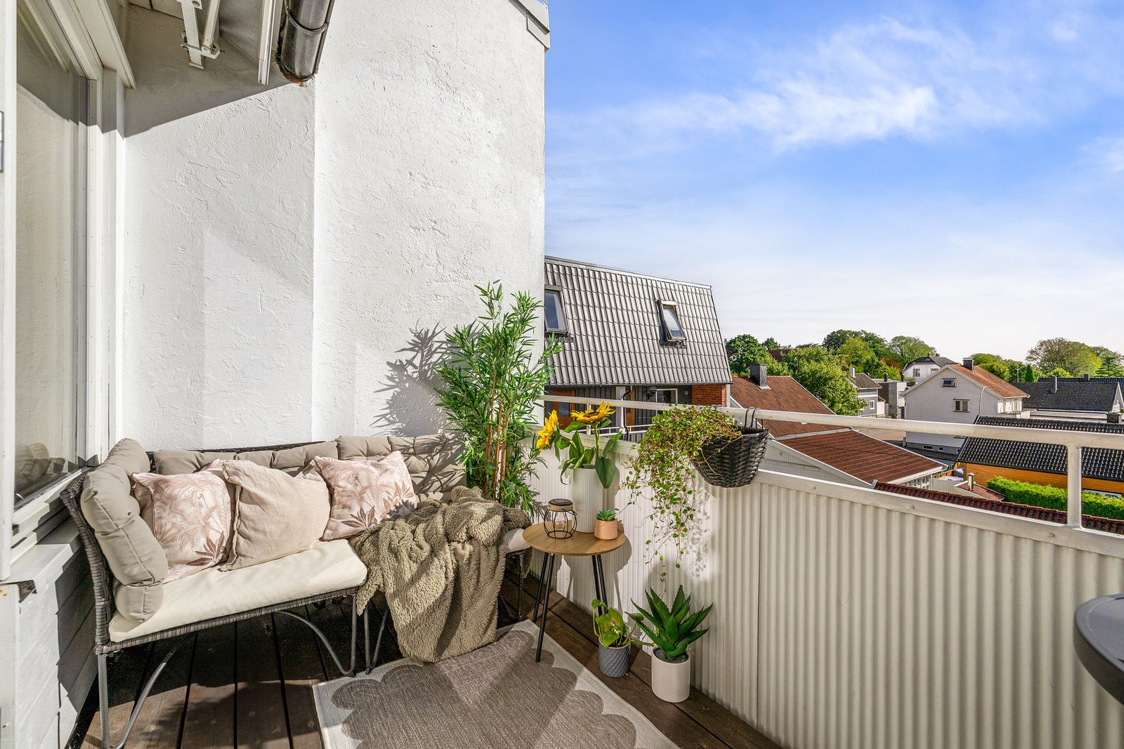 Solrik og sjarmerende balkong. Galleribilde