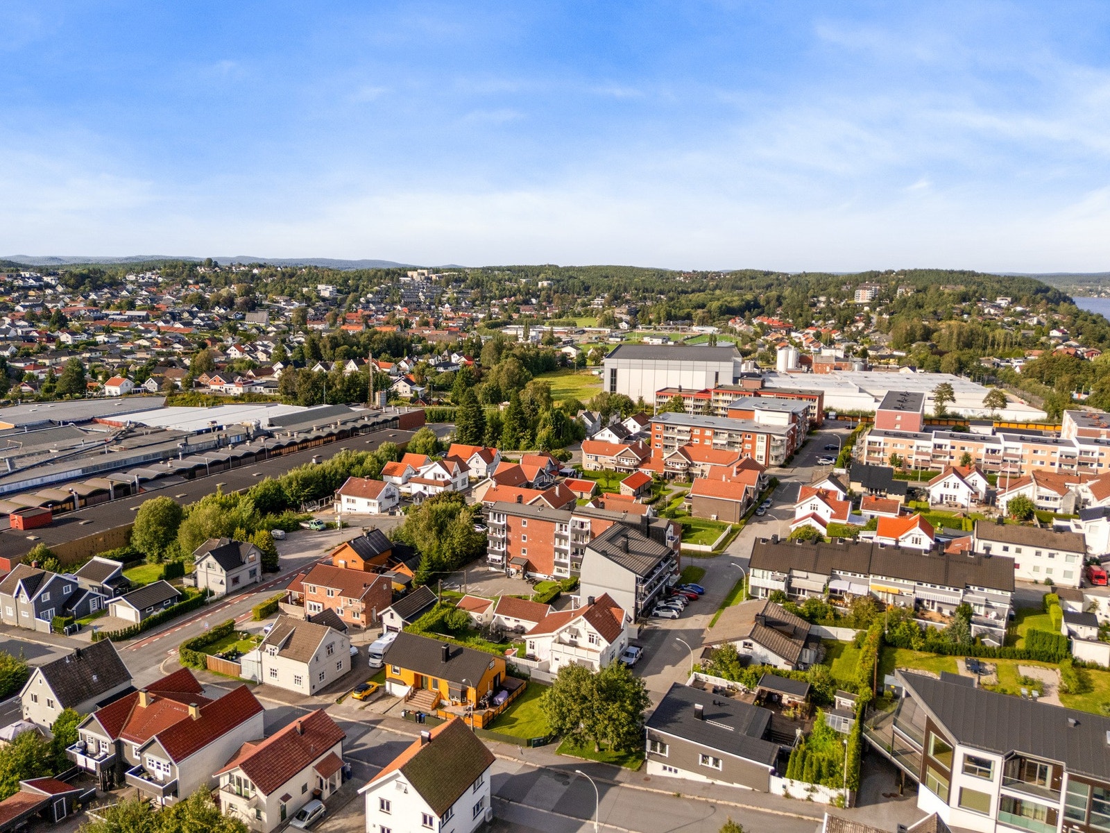 Leiligheten ligger i et stille og koselig område, samtidig som du har kort vei til sentrum og alle byens fasiliteter. Galleribilde