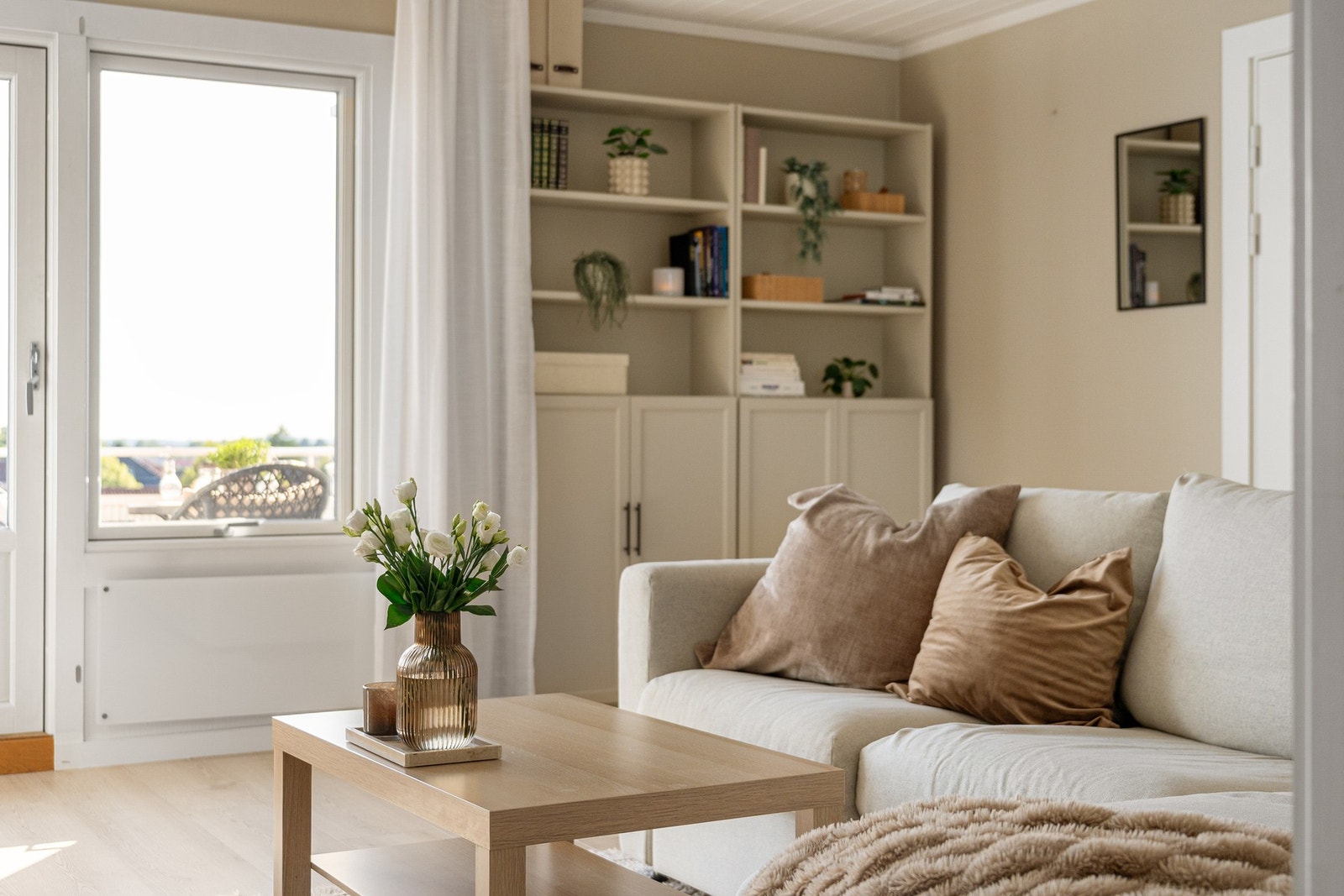 Fra stuen er det direkte utgang til en solfylt balkong - perfekt for morgenkaffen. Galleribilde