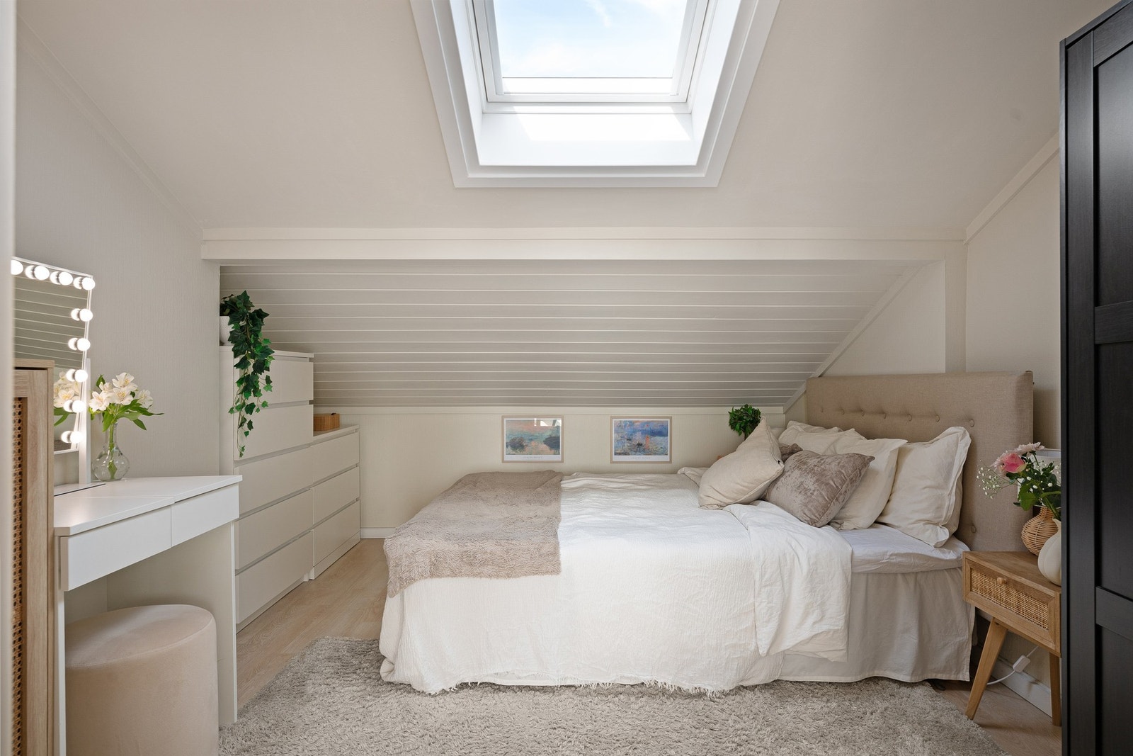 Rom innredet som soverom.
Innbydende og koselig med plass til dobbeltseng og garderobe. Galleribilde