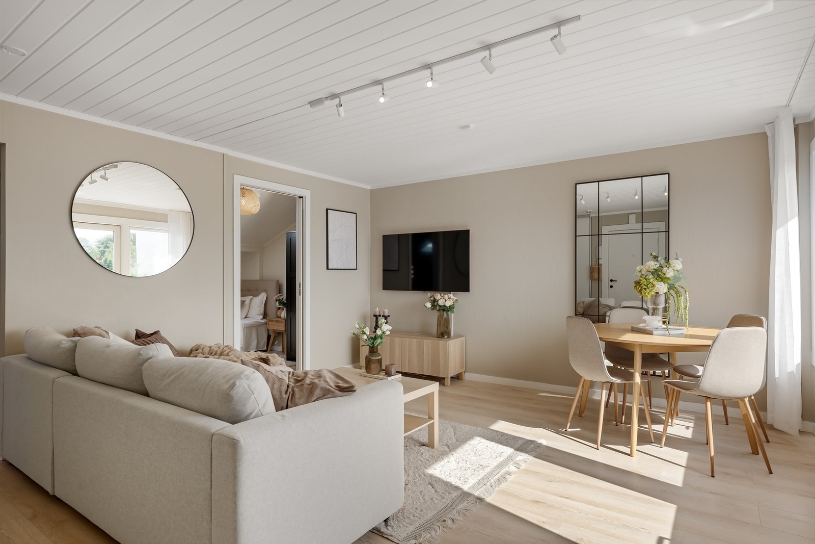 Stuen har en behagelig atmosfære og god plass til både sofagruppe og spisebord. Et naturlig samlingspunkt i hjemmet. Galleribilde