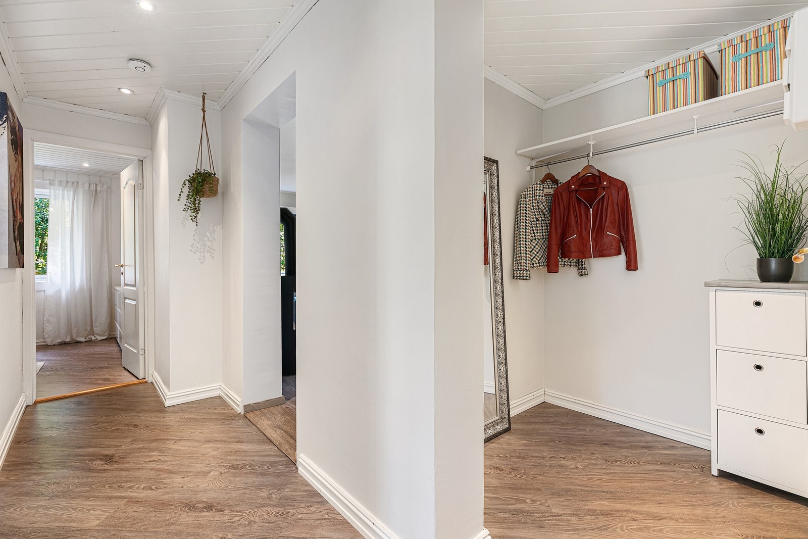 Når du kommer inn i boligen blir du møtt av en hyggelig entré. Her er det god plass til å henge fra seg yttertøy og sko! Galleribilde