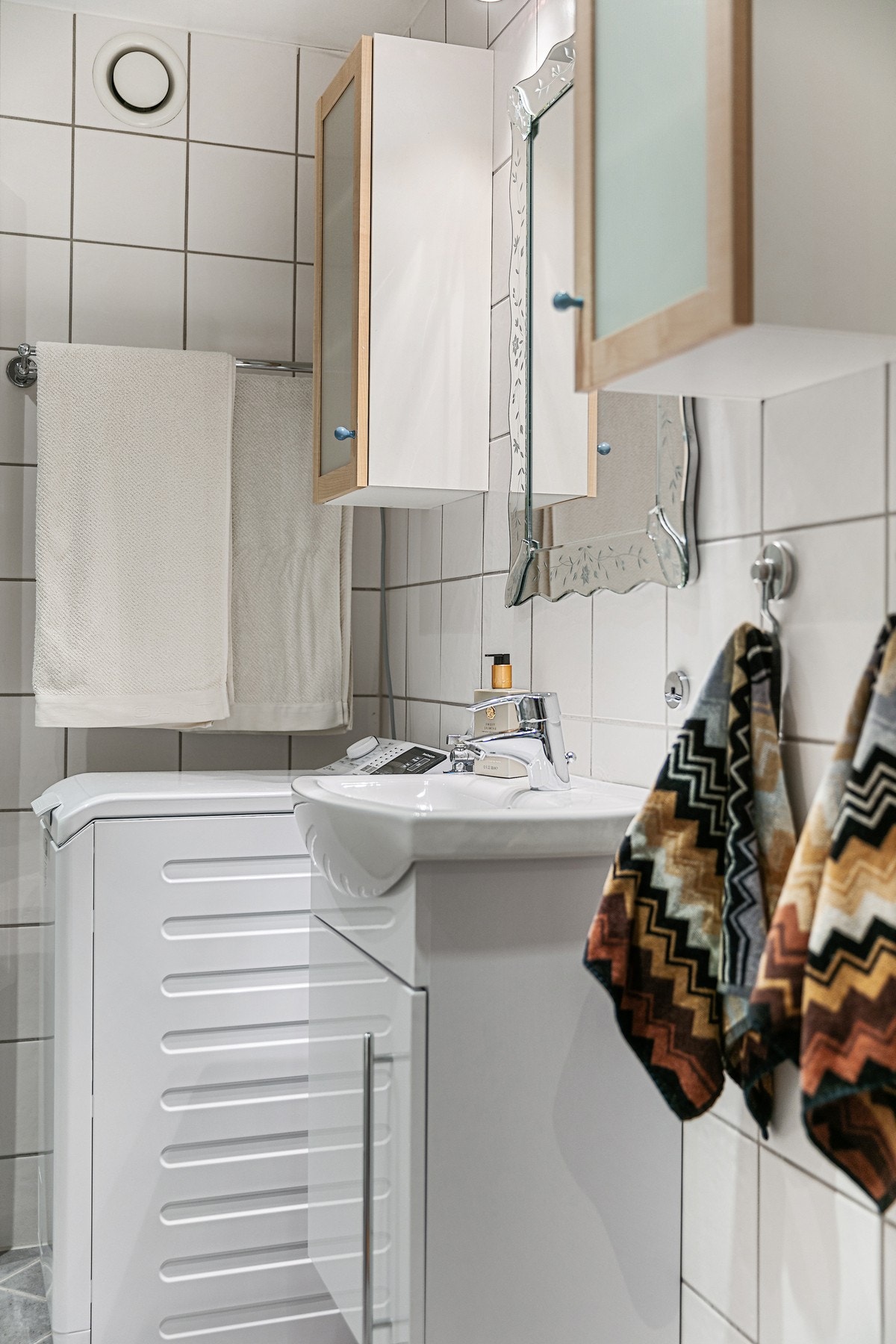 Videre har badet opplegg og plass for full vaskesøyle med vaskemaskin og tørketrommel Galleribilde