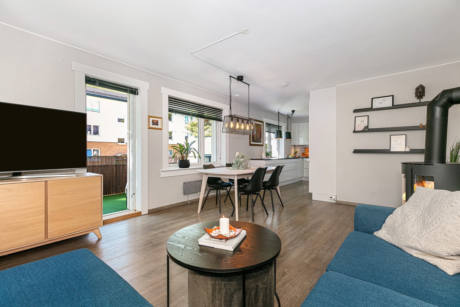 Velkommen inn i hjertet av boligen, en lys, luftig og romslig stue med store vindusflater! Galleribilde