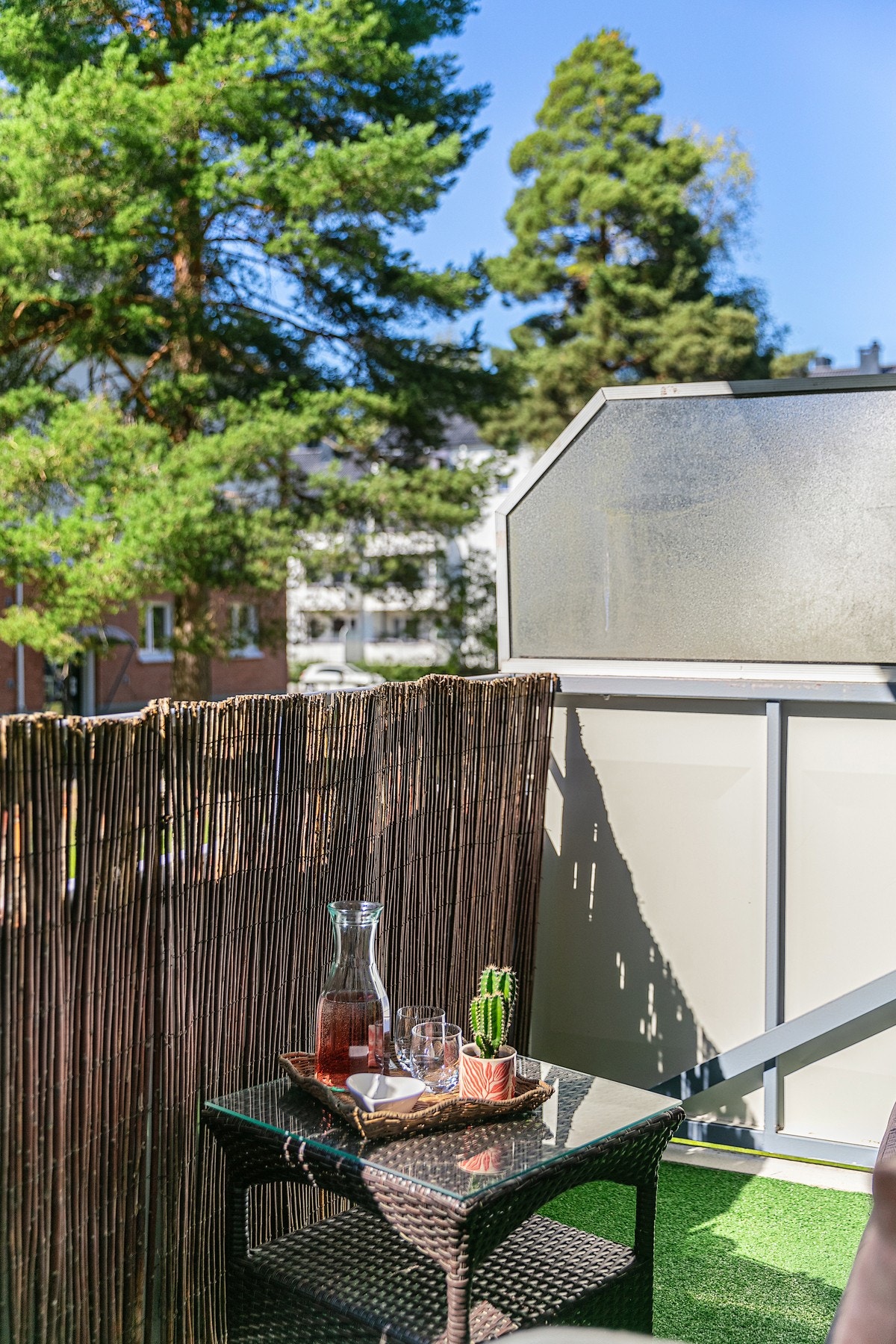 Balkongens gode størrelse gjør det enkelt å møblere med sittegruppe og grill Galleribilde