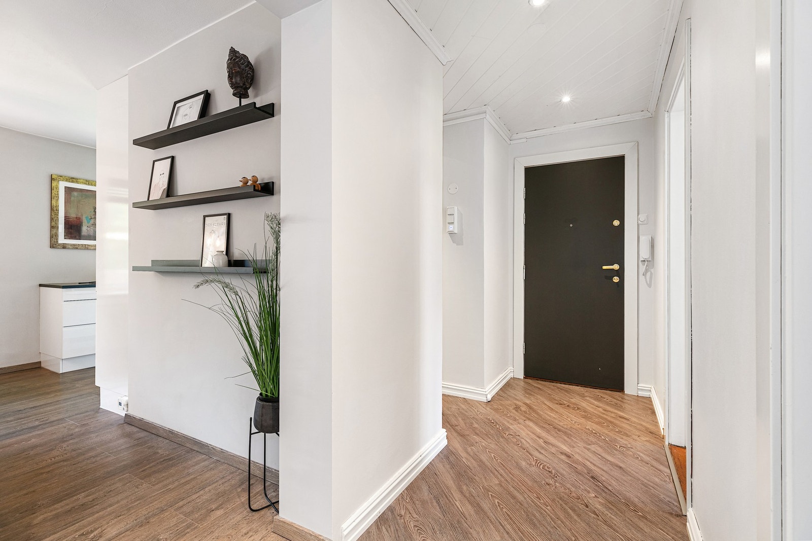 Fra entreen er det enkel adkomst til boligens øvrige rom Galleribilde