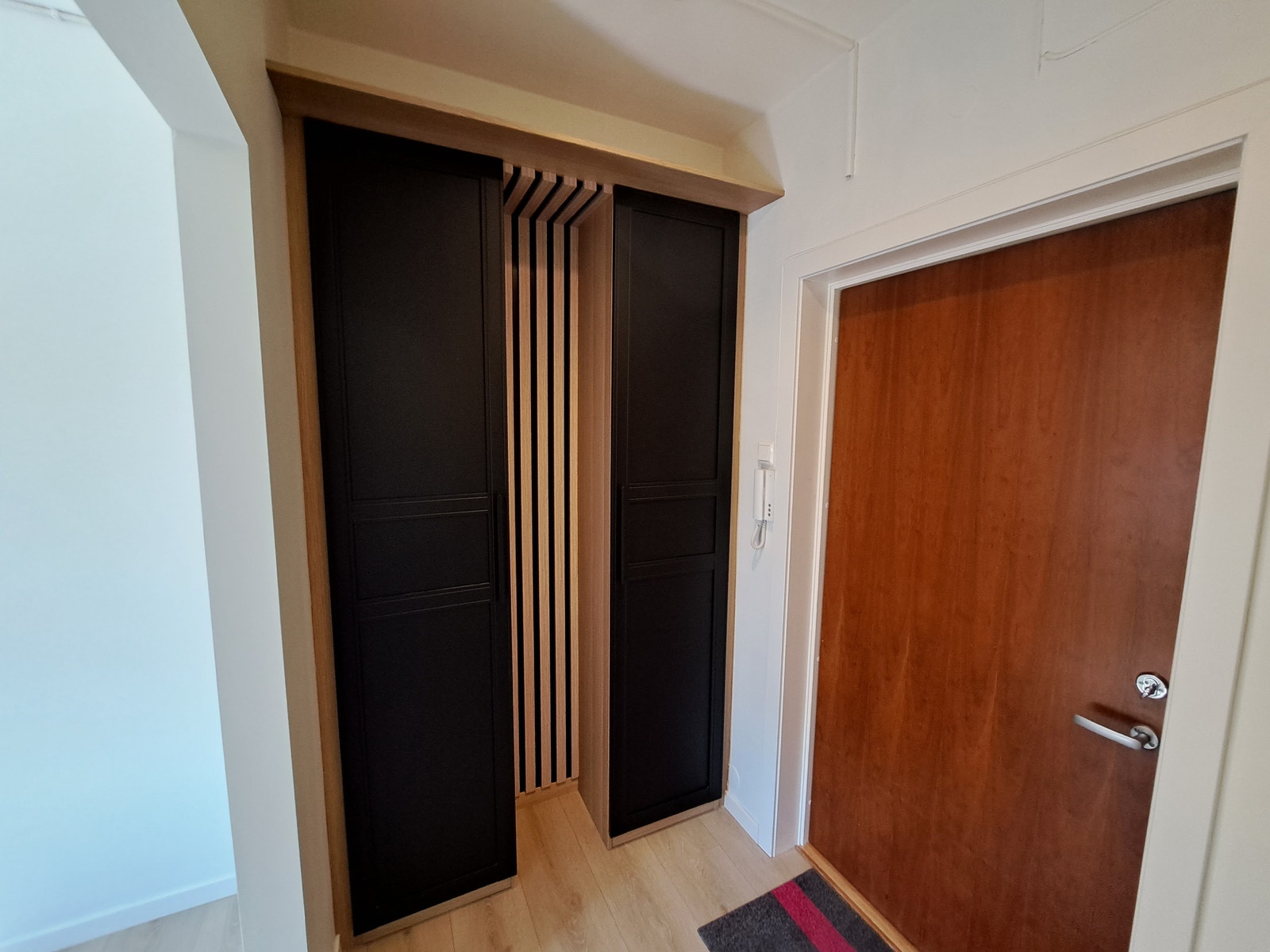 Inngangsparti med garderobeskap Galleribilde