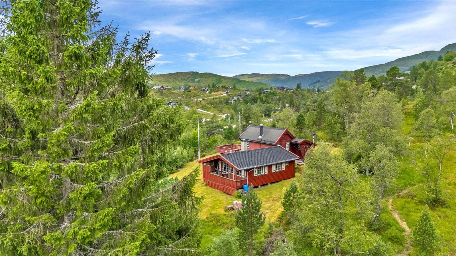 Hytten ligger usjenert til uten hytter tett på. Galleribilde