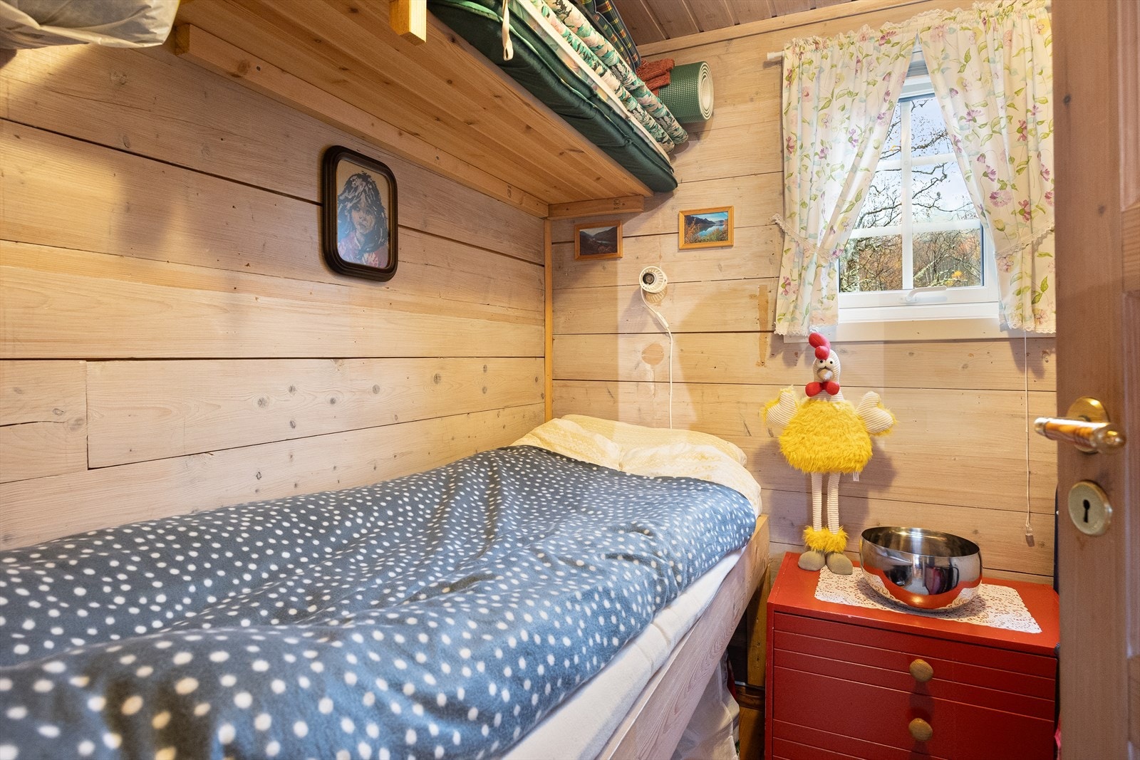 Soverom 1 er innredet med enkeltseng. Galleribilde