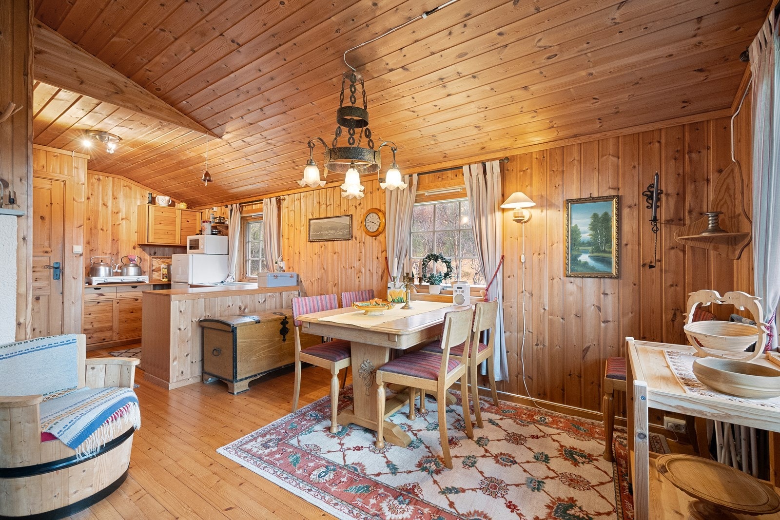 Kjøkken og spisestue i nyere del. Galleribilde