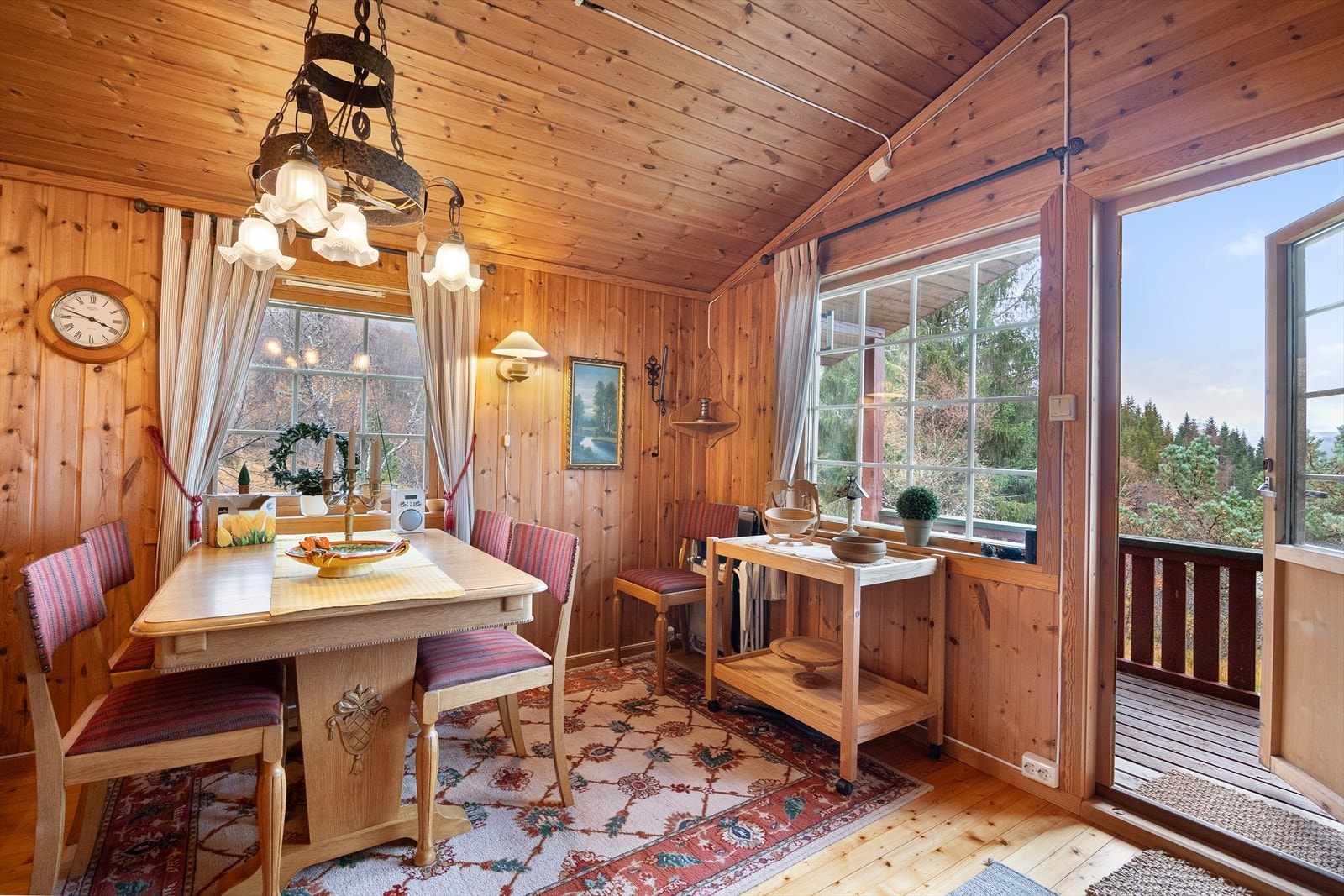 Spisestue i den nyere delen. Galleribilde