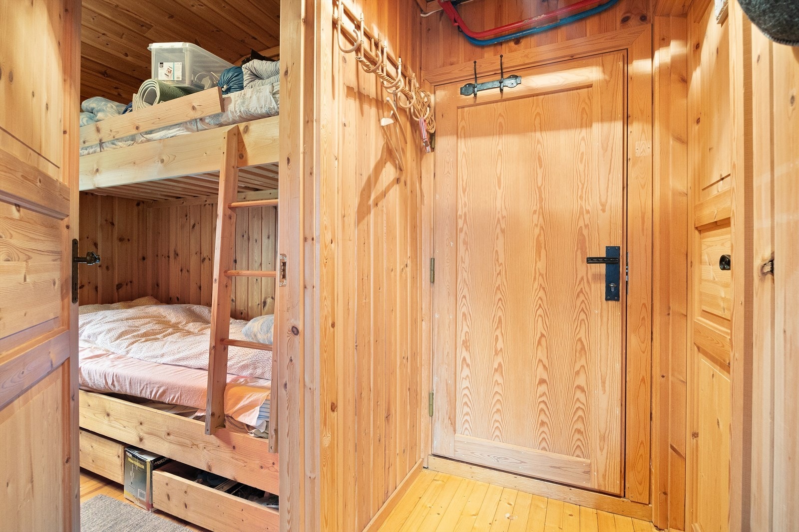 Denne delen av hytten har to soverom hvor begge er innredet med etasjesenger. Galleribilde