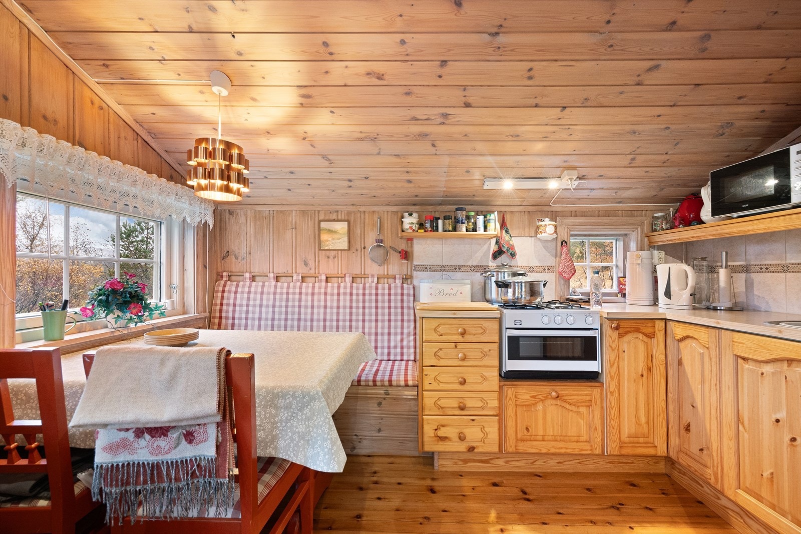 Kjøkken og spisestue. Galleribilde