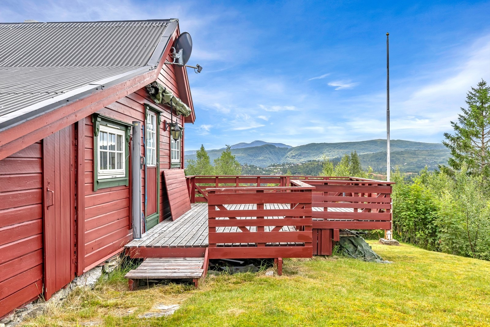 Fin terrasse med nydelig utsikt over nærområdet. Her kan man se hele veien til Furedalen. Galleribilde