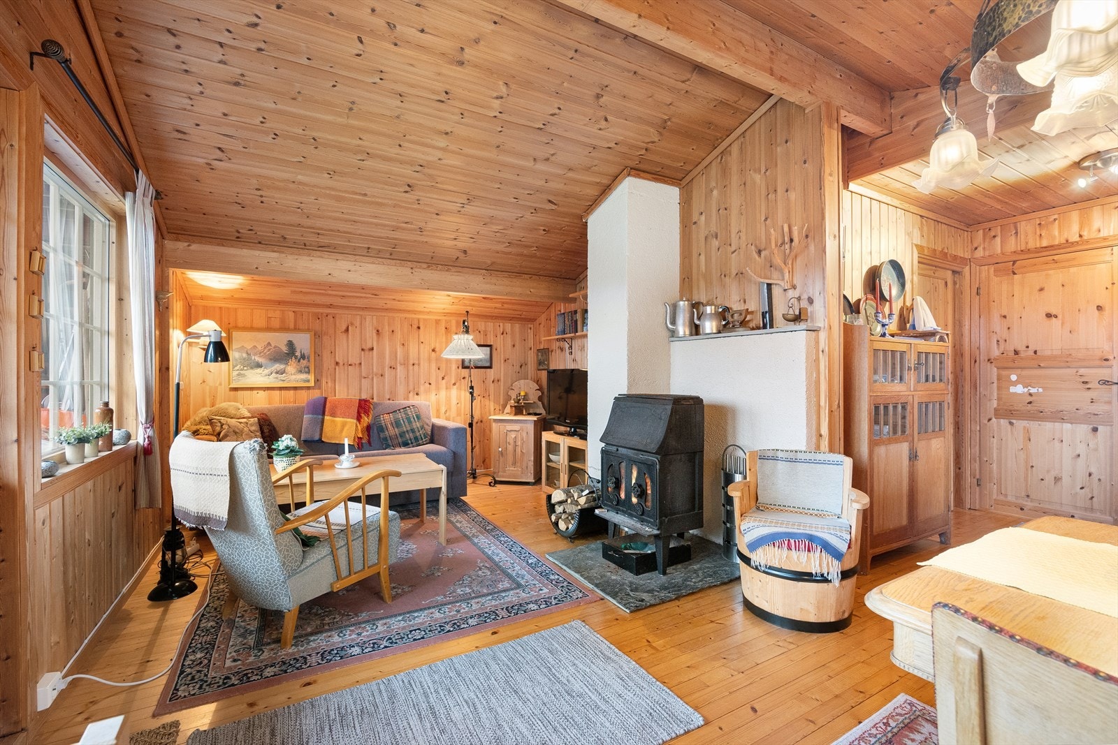 I tilbyggsdelen finner man også her et toalettrom, to soverom og en åpen stue/ kjøkkenløsning. Galleribilde