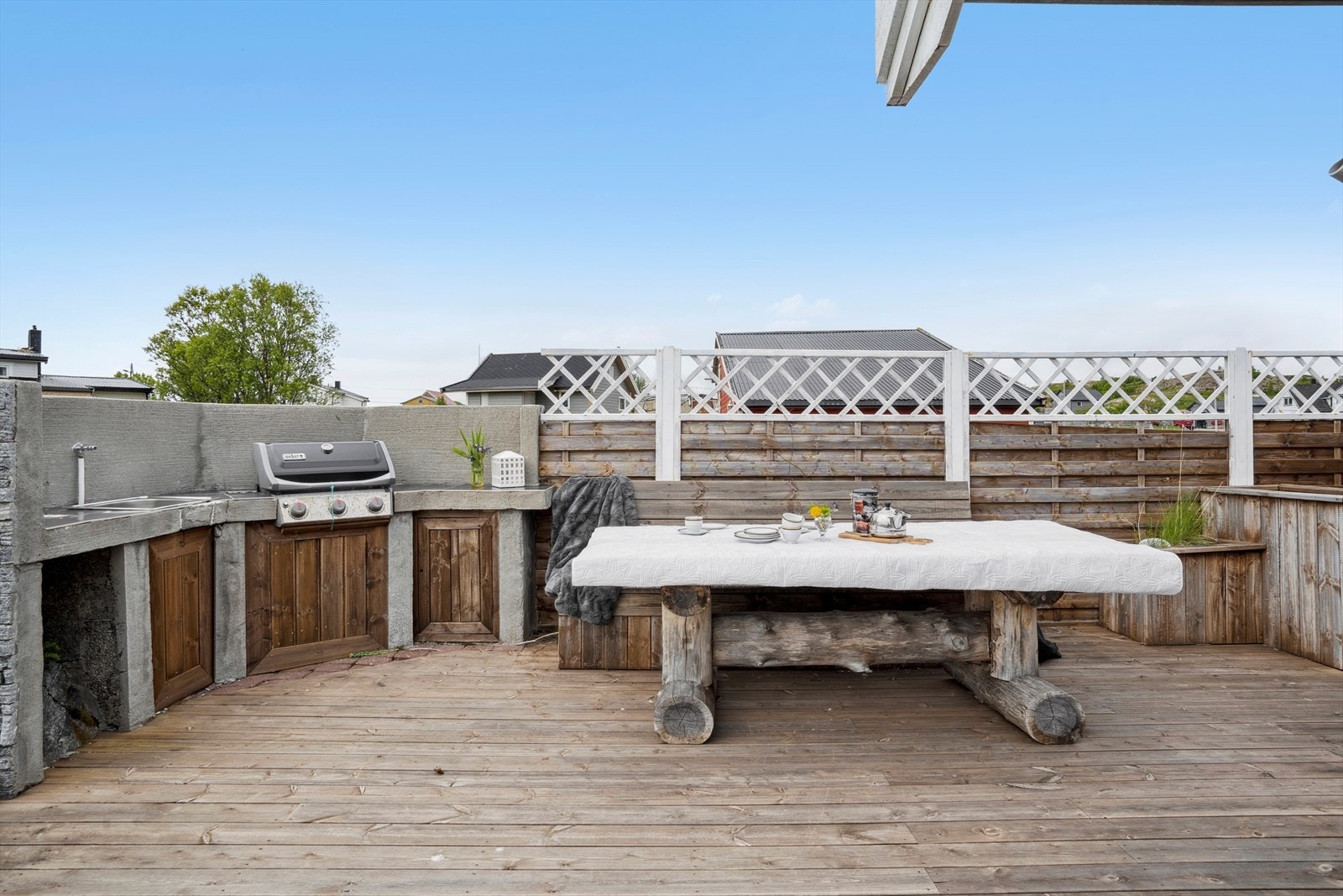 Fra oppholdsrommet er det dør ut til den store terrassen som strekker seg rundt store deler av fritidsboligen. Galleribilde