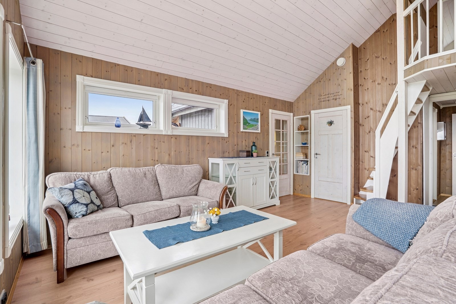 I taket er det innfelte downlights. Galleribilde