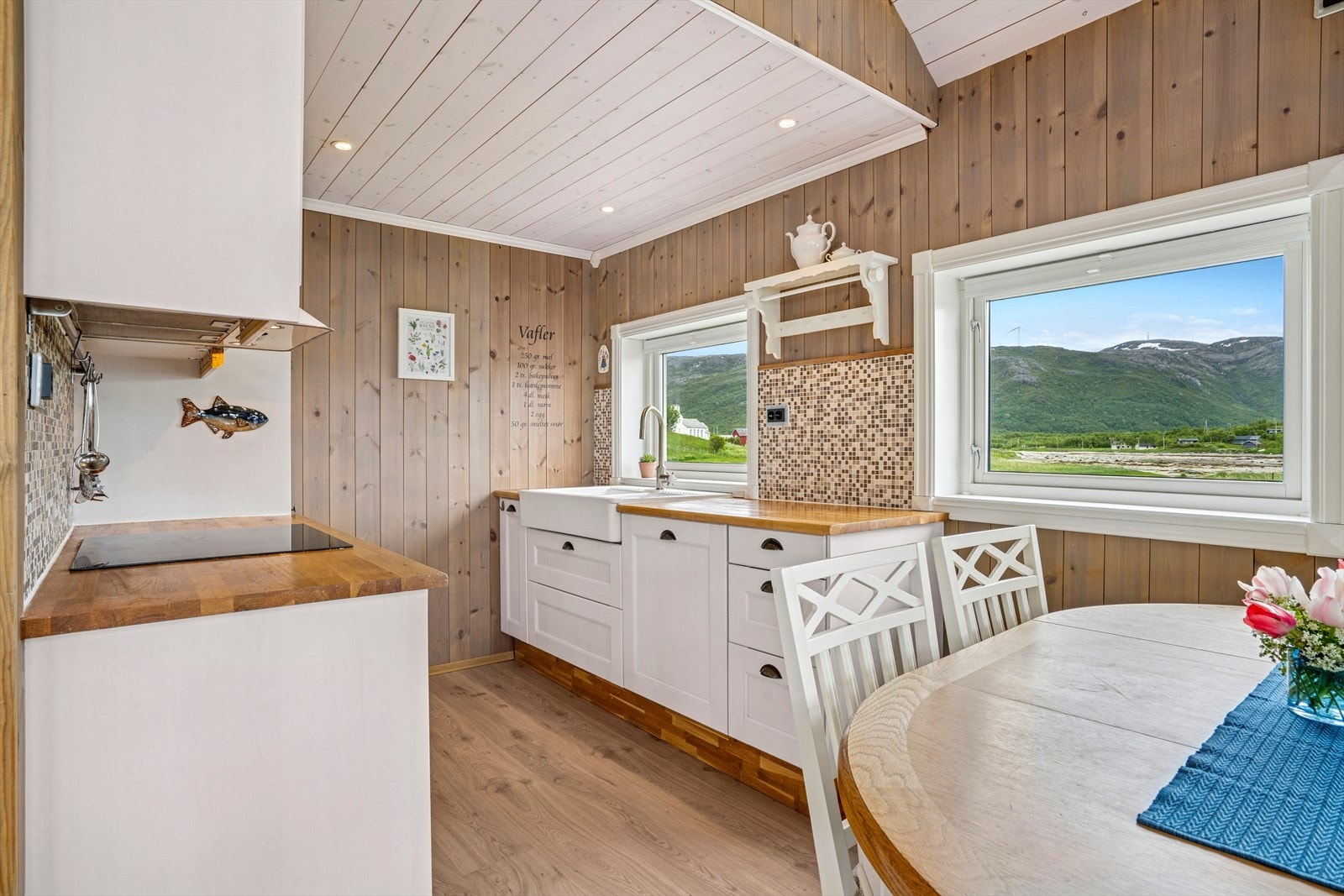 Kjøkkenet har et lyst og tidløst uttrykk med profilerte skapfronter og furu benkeplate. Galleribilde