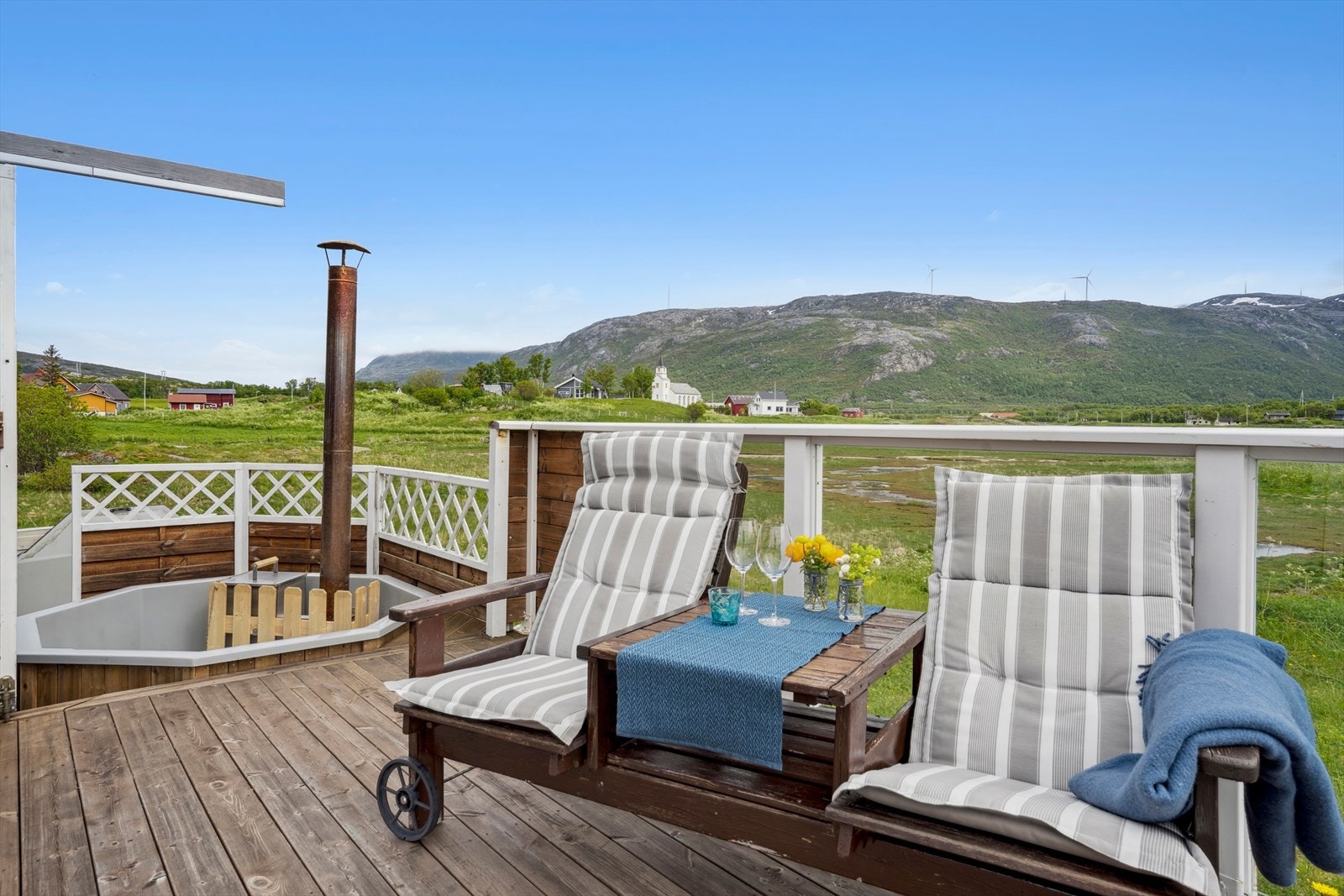 Terrassen har innebygd grill og vedfyrt badestamp. Galleribilde