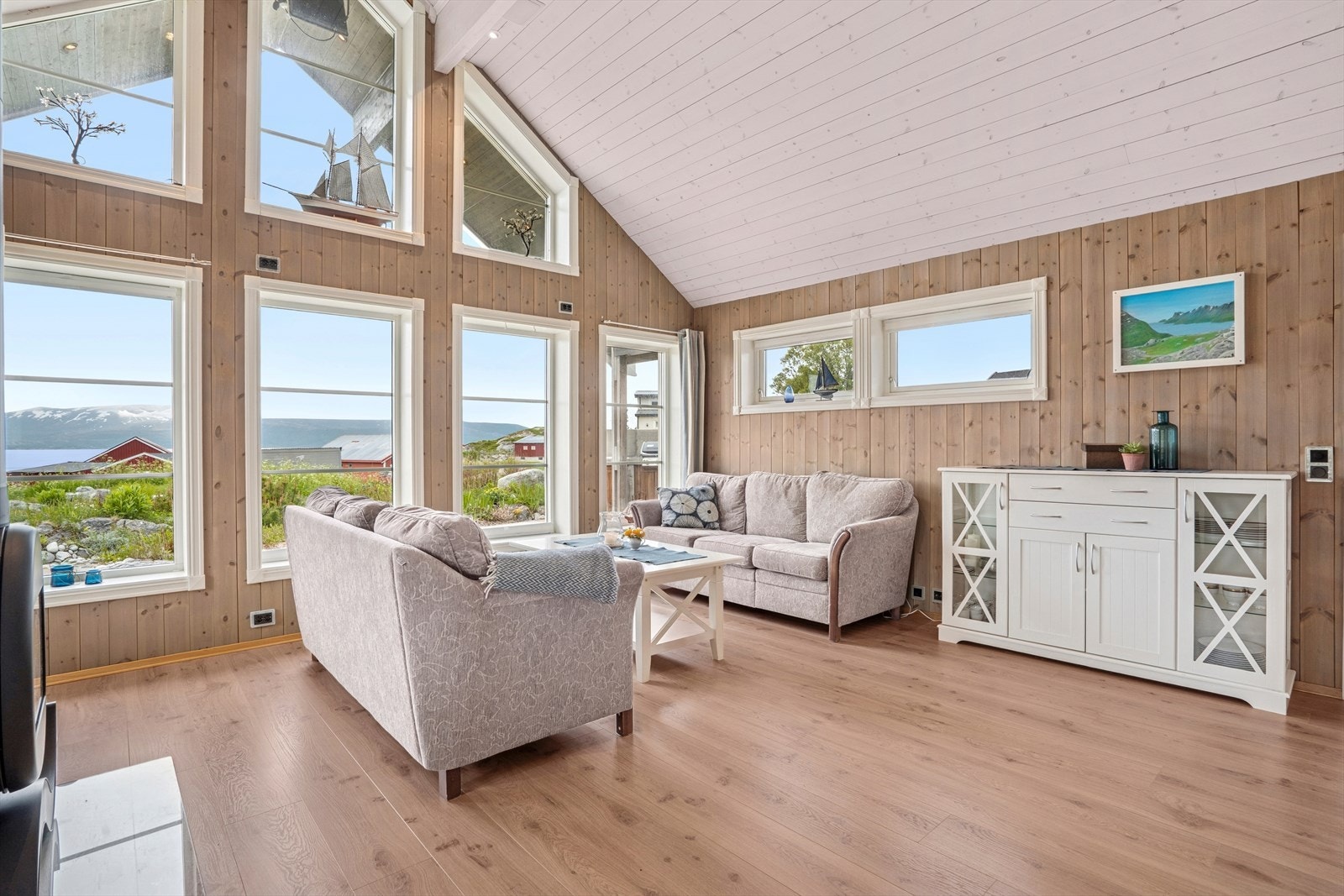 Gulvet er dekket med pen laminat, og veggene er kledd med panel. Galleribilde