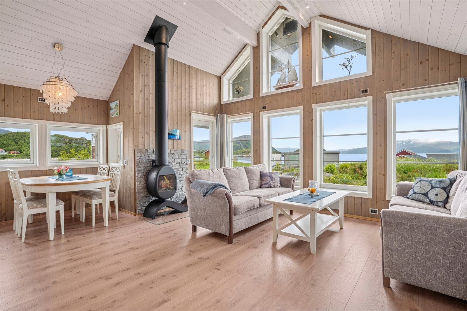 Fritidsboligen har et herlig oppholdsrom som kombinerer stue og kjøkken i en åpen og sosial løsning Galleribilde