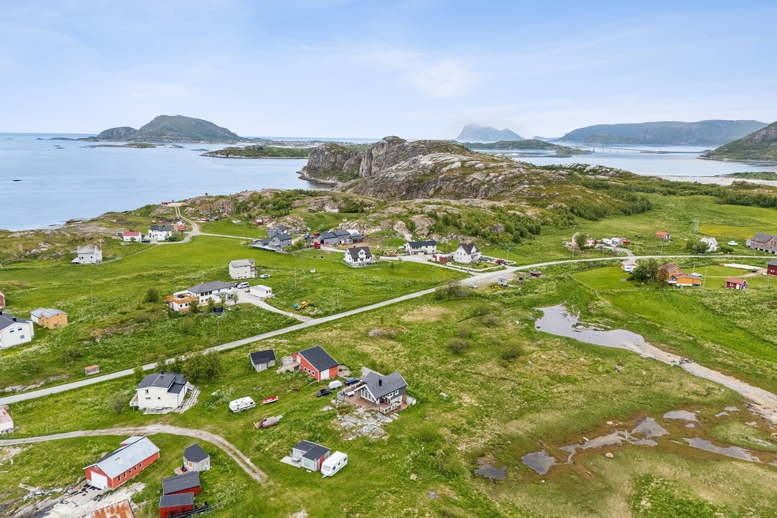 Vakre Sommarøy ligger bare noen minutter unna med bil fra fritidsboligen. Galleribilde