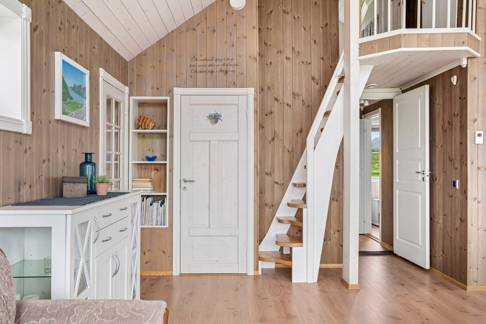 Fritidsboligen har en praktisk hems med trapp opp fra oppholdsrommet, som gir ekstra plass. Galleribilde