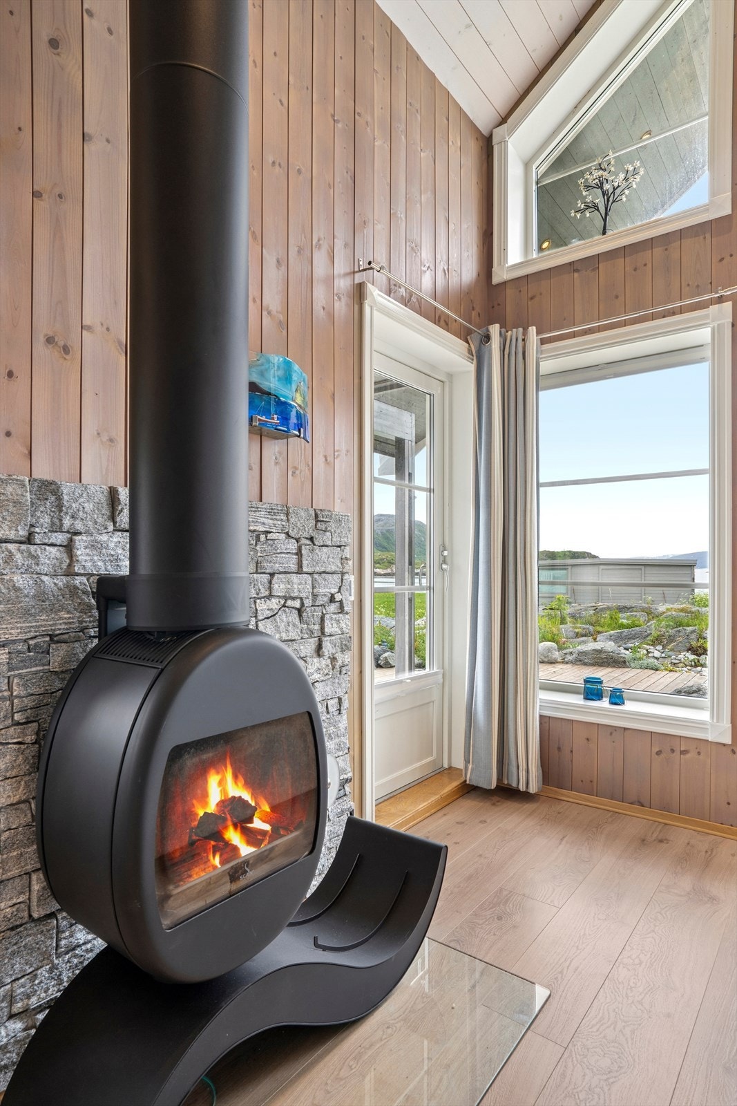 Det er også etablert en flott peisovn i fritidsboligen. Galleribilde