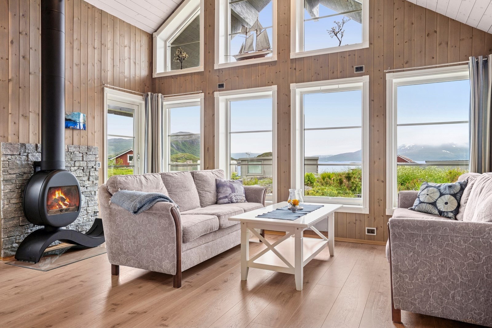 Rommet preges av god takhøyde og store vindusflater som gir flott utsikt mot sjøen og de vakre, naturskjønne omgivelsene. Galleribilde