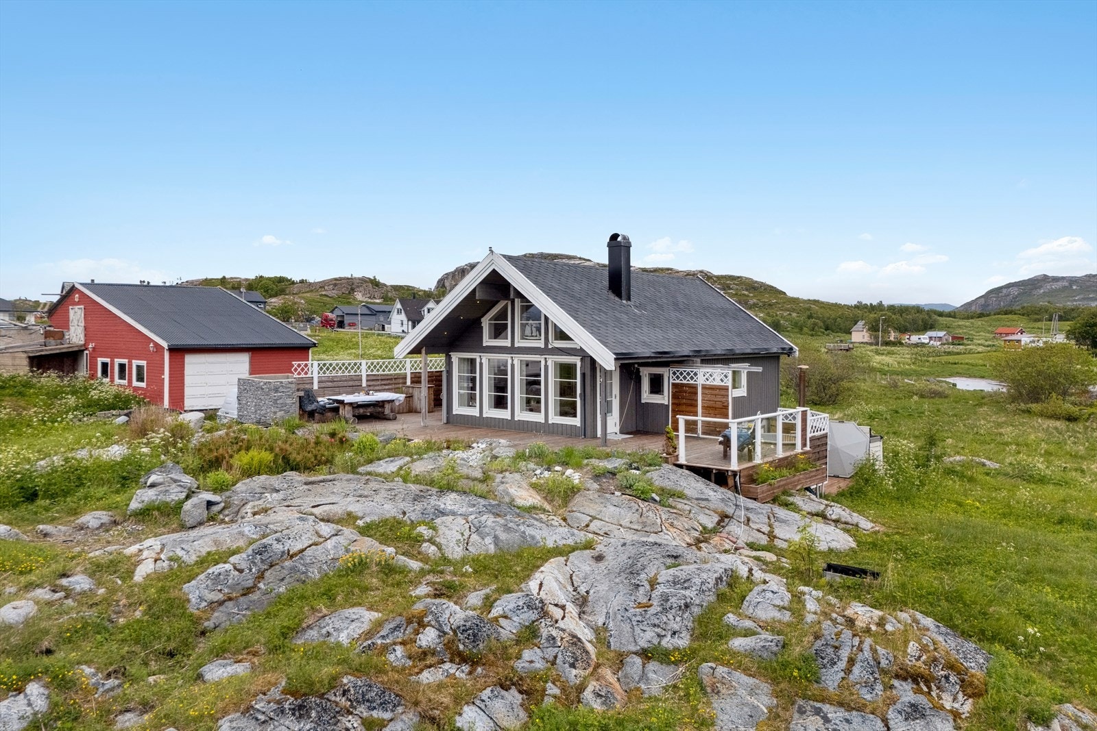 Brensholmen ligger på sørvestsiden av Kvaløya, kun en times kjøretur fra Tromsø sentrum. Galleribilde