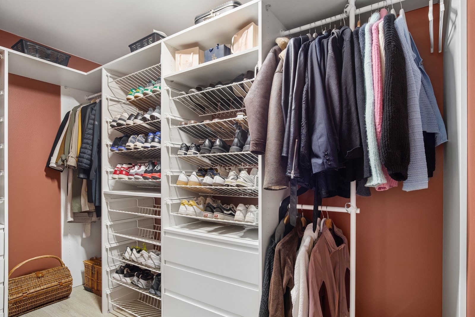I enden av entré er det direkte adkomst til et romslig walk-in closet med svært god oppbevaringsplass og praktisk hverdagskomfort. Galleribilde