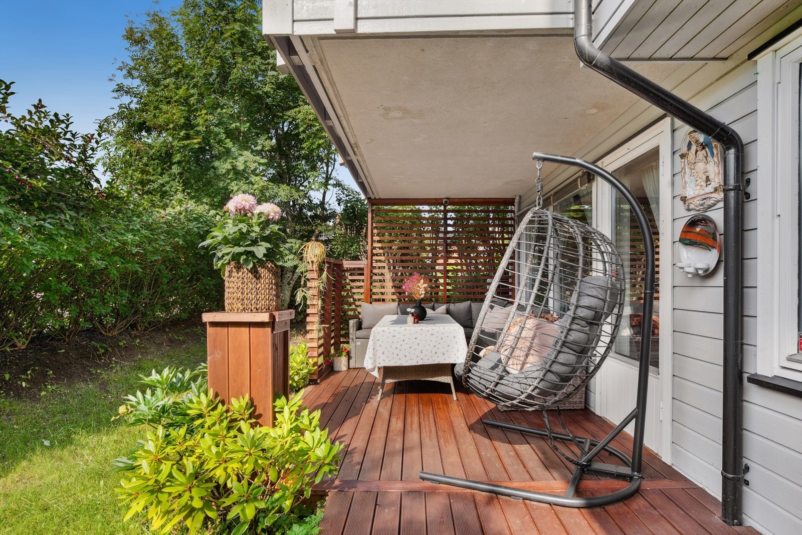 Med leiligheten følger det også en flott terrasse på 15 kvm, garasjeplass med el-bil lader og en romslig bod. Galleribilde