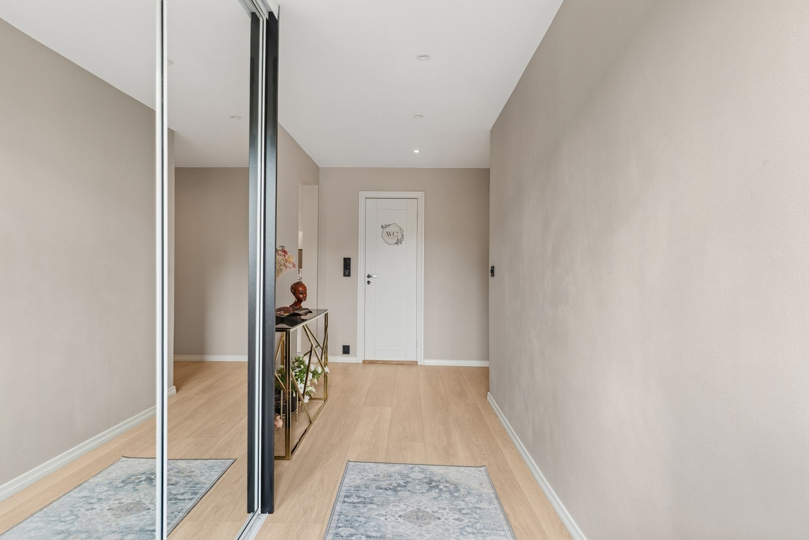Planløsningen er gjennomtenkt og gir gode muligheter for møblering. Fra entréen fører gangen videre inn i leiligheten, med direkte adgang til to av tre soverom, i tillegg til bad og vaskerom. Galleribilde