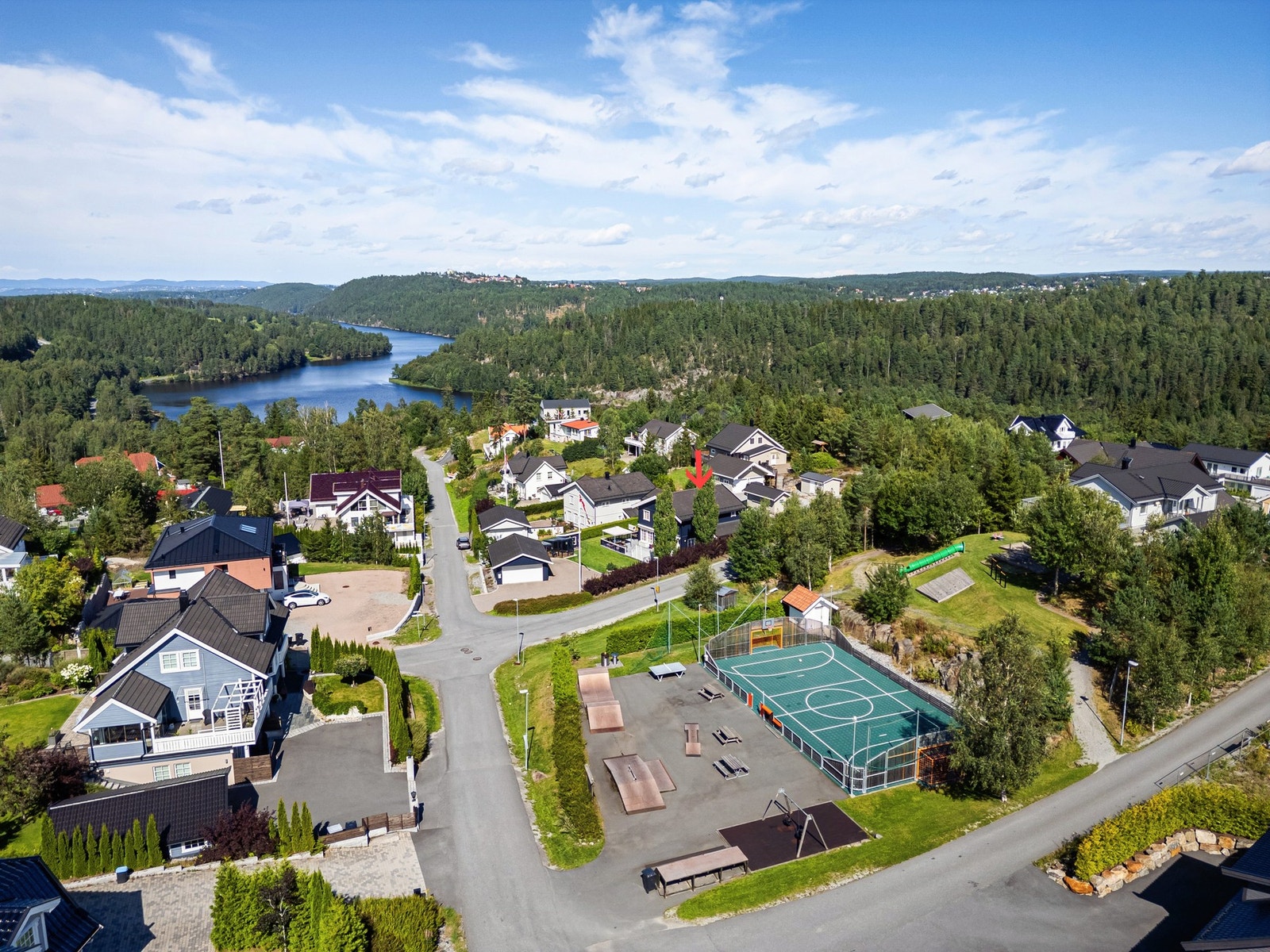 Boligen ligger en kort biltur fra Breivoll badeplass samt marina ved Nesset. Galleribilde