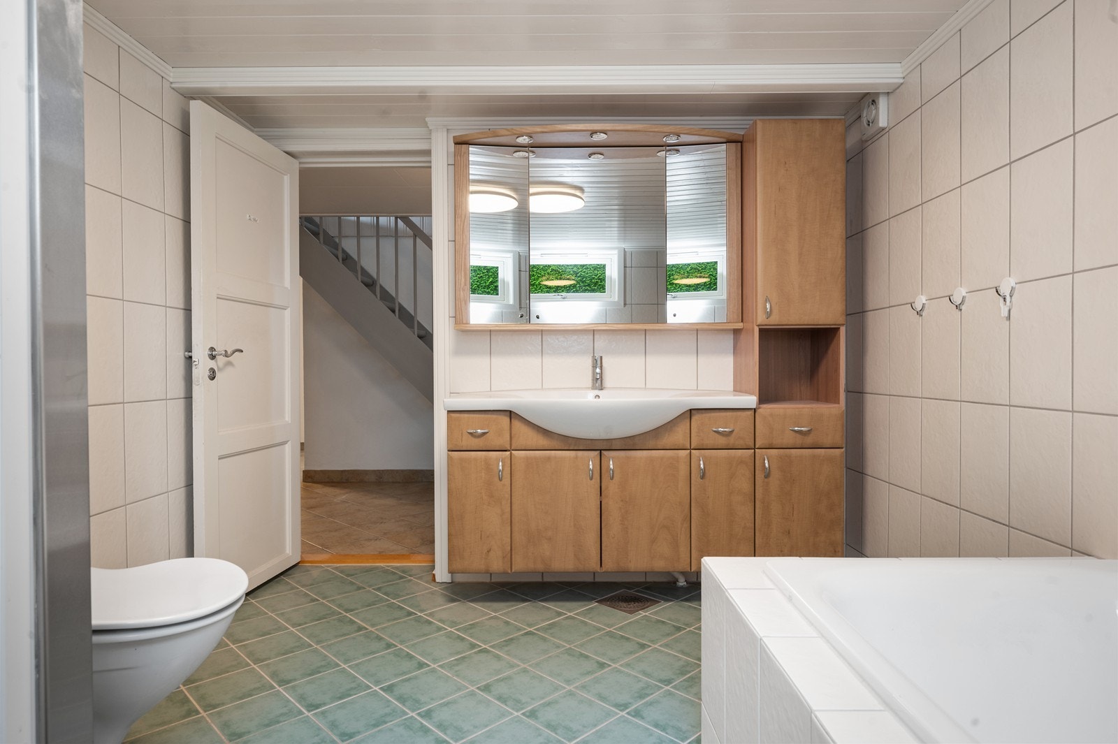 Badet i kjelleren er modernisert i 2008 og har en romslig innredning. Galleribilde